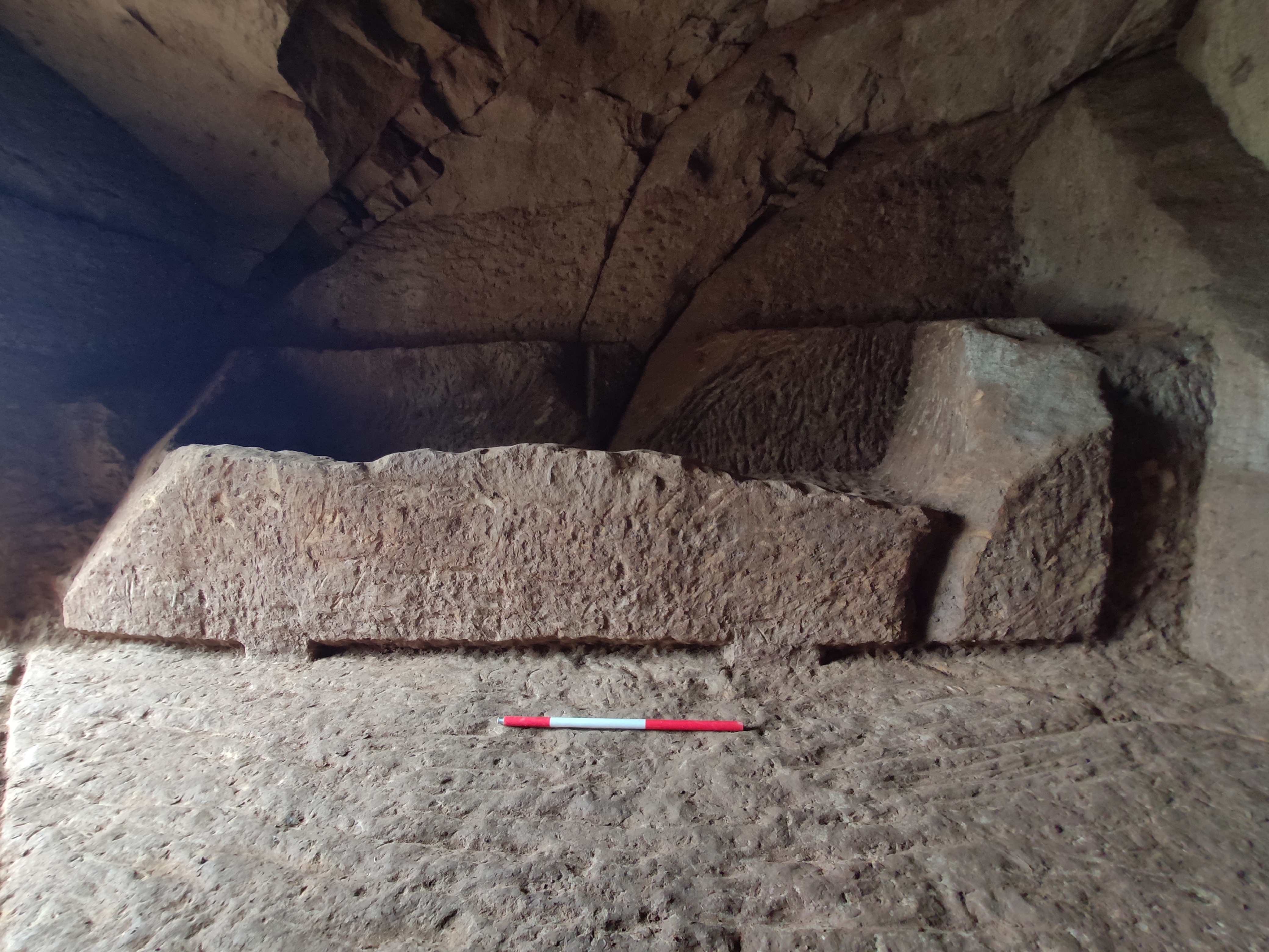 5图五  M1原岩石棺