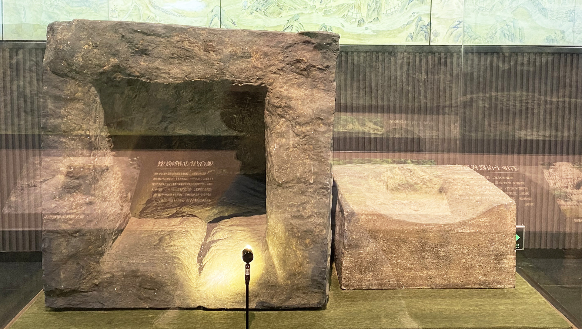 图二 汉中市博物馆展陈褒斜道武关驿遗址栈孔模型