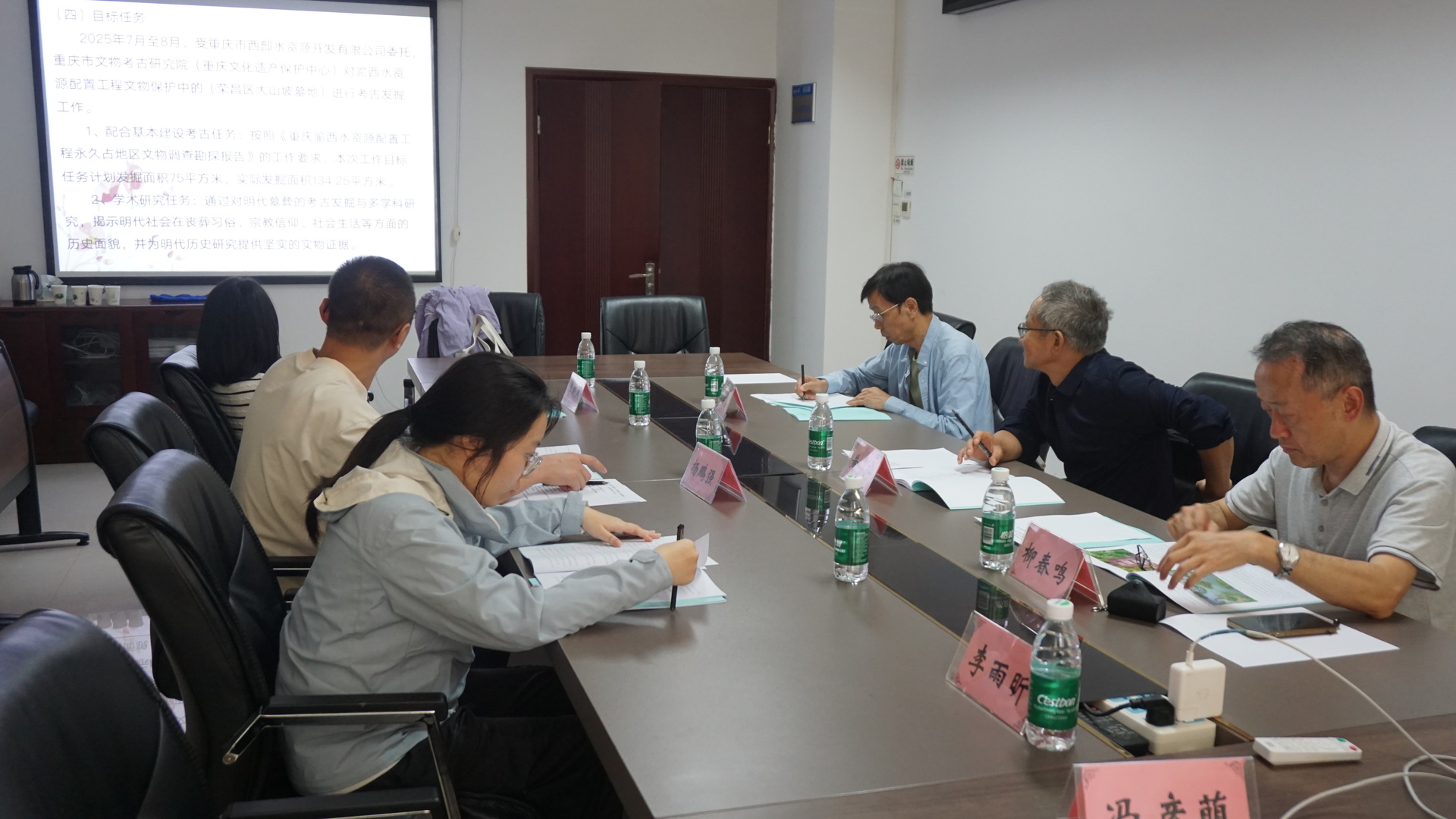 图三 专家组听取大山坡墓地考古发掘工作汇报