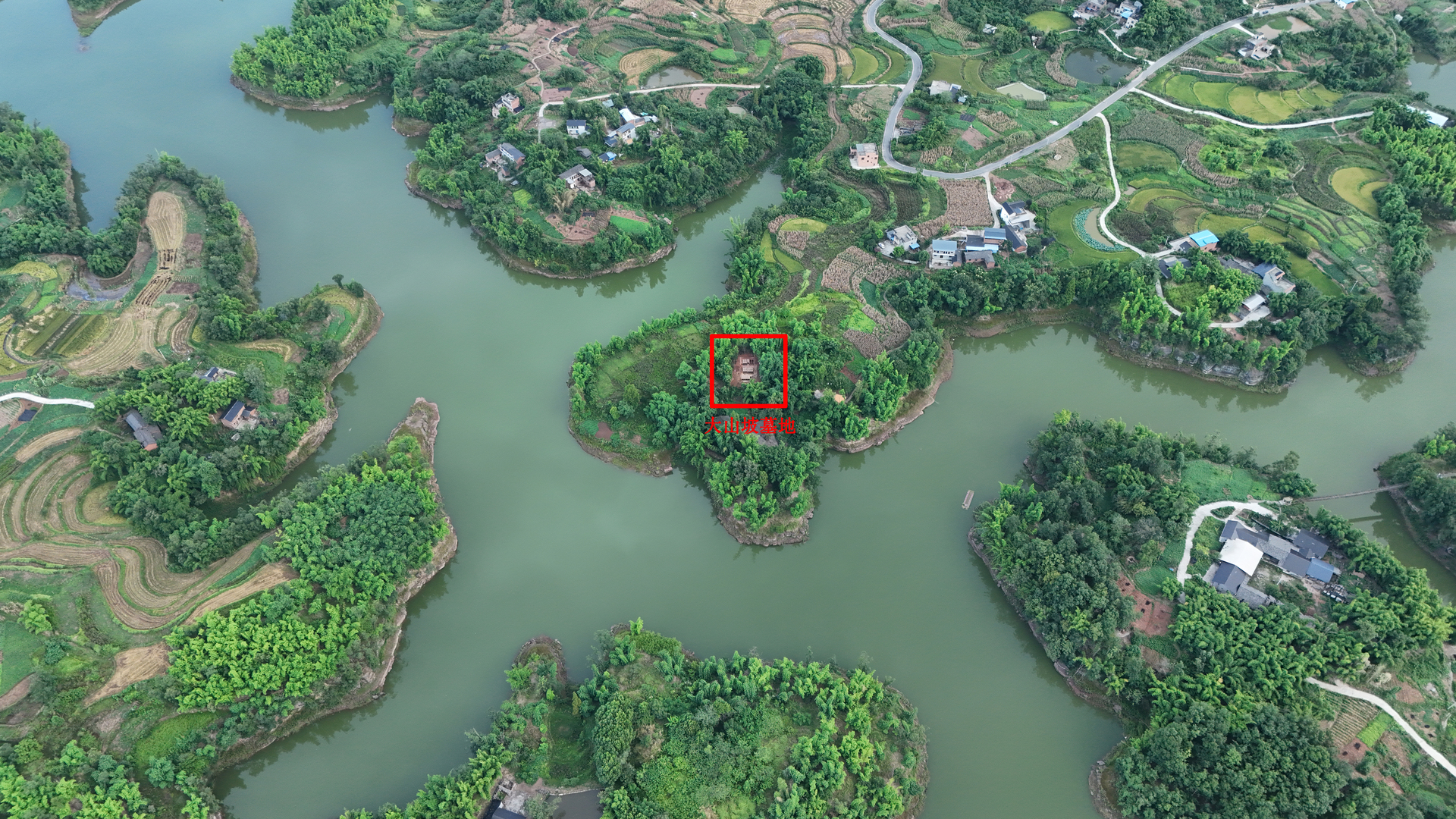 图1 大山坡墓地大环境航拍