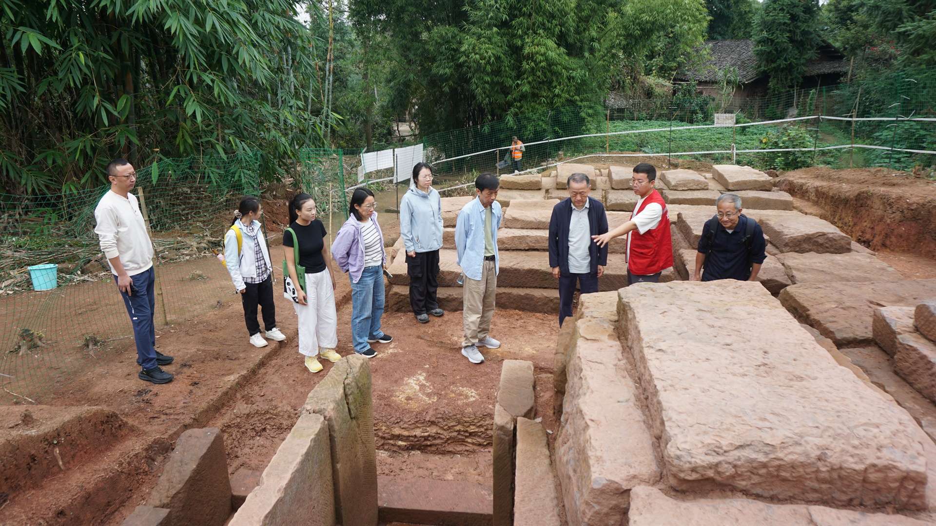 图二 专家组实地踏查大山坡墓地考古发掘现场
