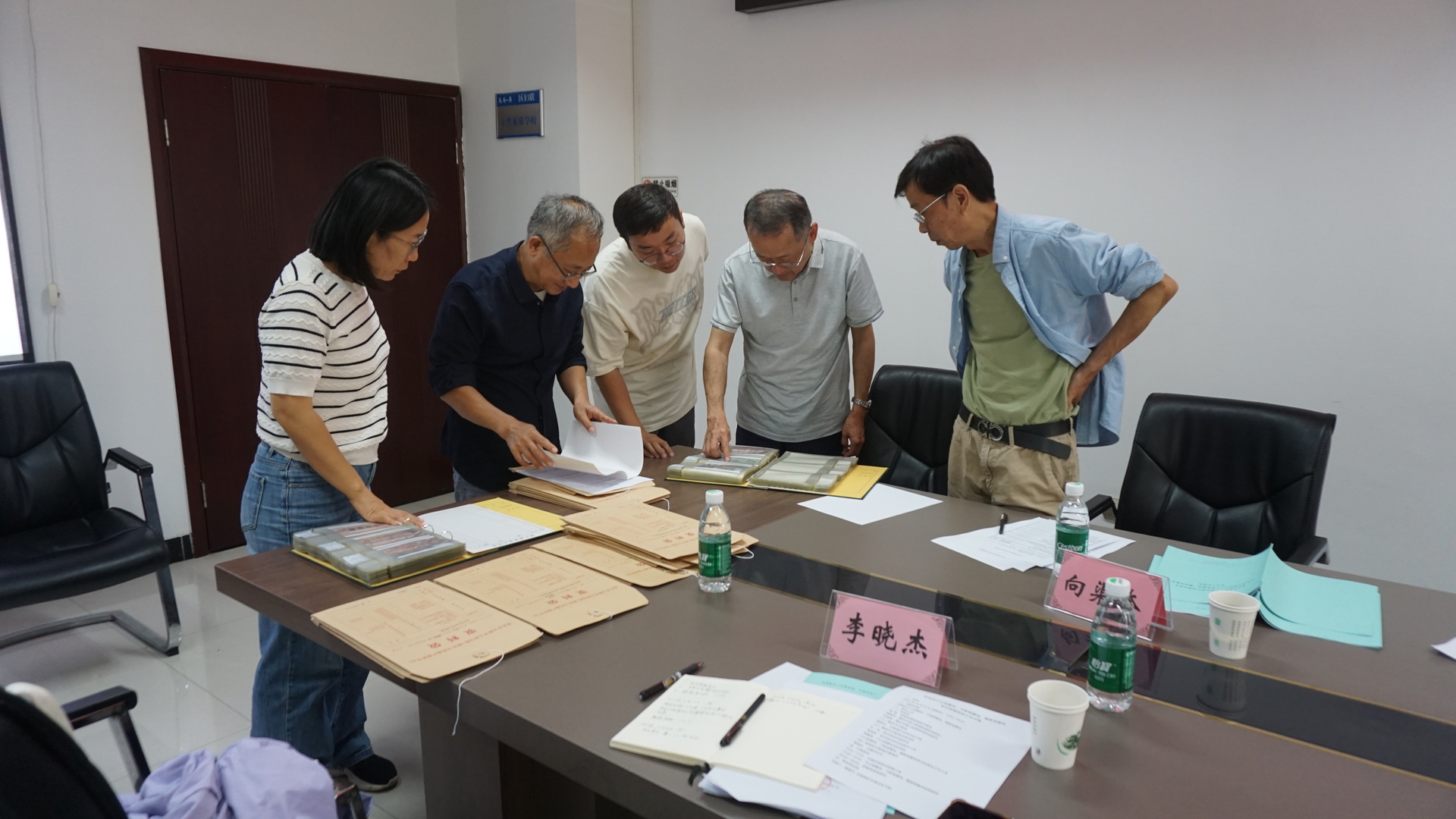 图二  专家检查刁家坡墓地、魏家坡墓地田野资料