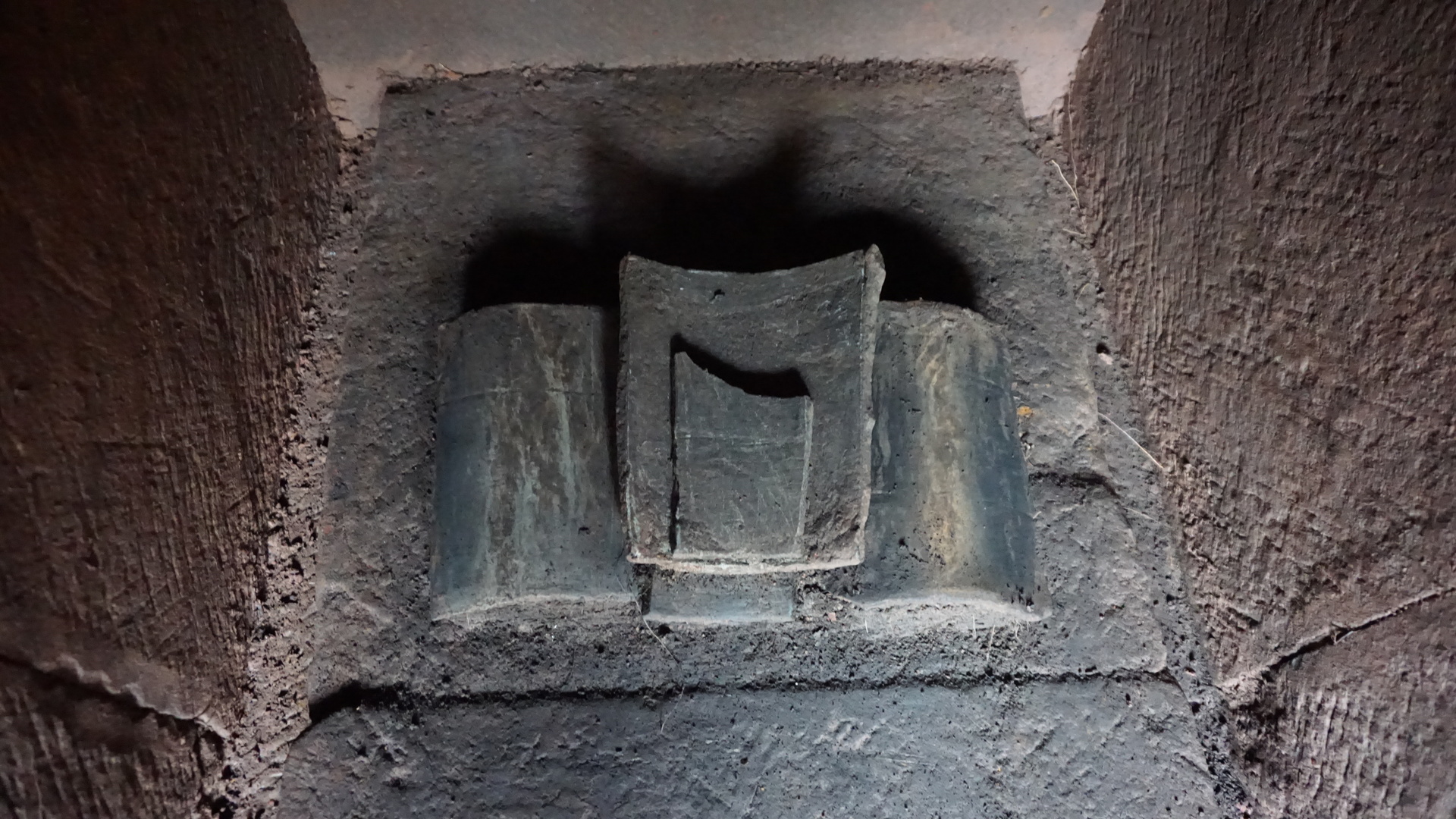 图7 大山坡墓地M4-1室出土枕瓦照片