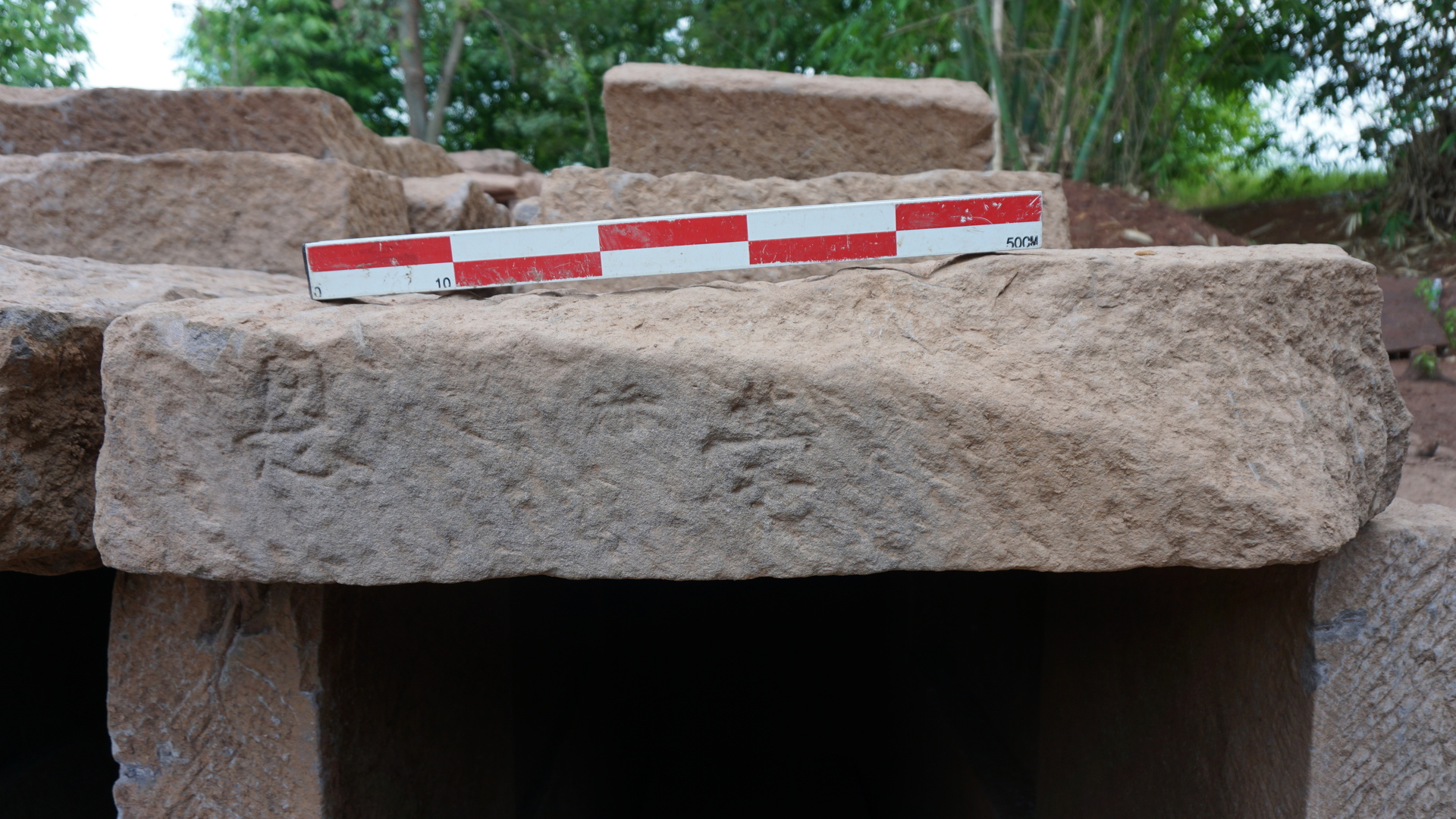 图8 大山坡墓地M6-1盖板“恩”“茔”刻字