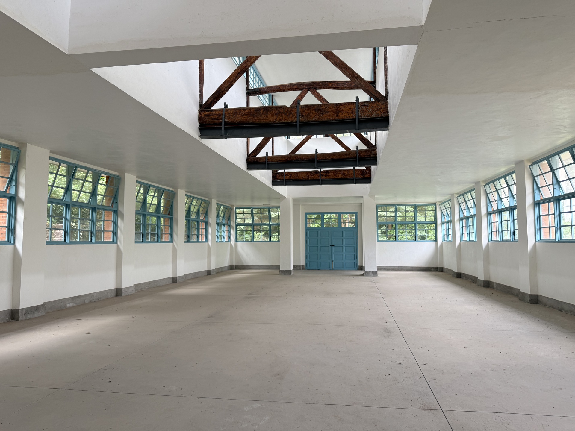 图4 西南地质局旧址（礼堂）内部现状照