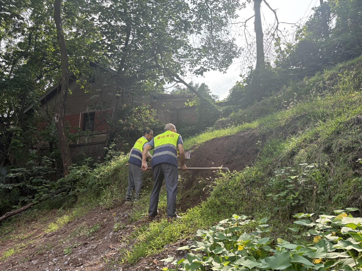 图2 文物考古调查工作照