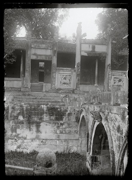 图3 1923年忠州文庙泮池、棂星门及戟门（取自：mission Jean LARTIGUE 1923）