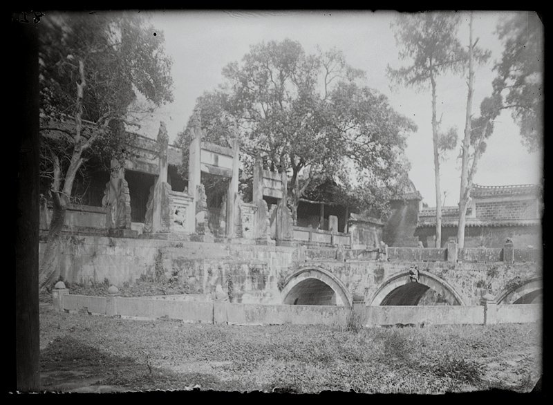 图2 1923年忠州文庙泮池及棂星门（取自：mission Jean LARTIGUE 1923）