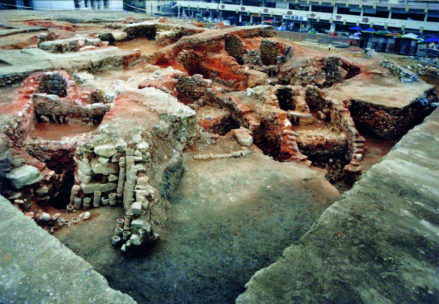 图二 南岸区酱园窑址2003年度揭露的馒头窑