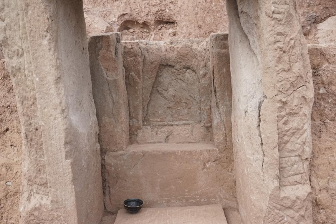 图五 M1-2（右室）后龛及出土器物