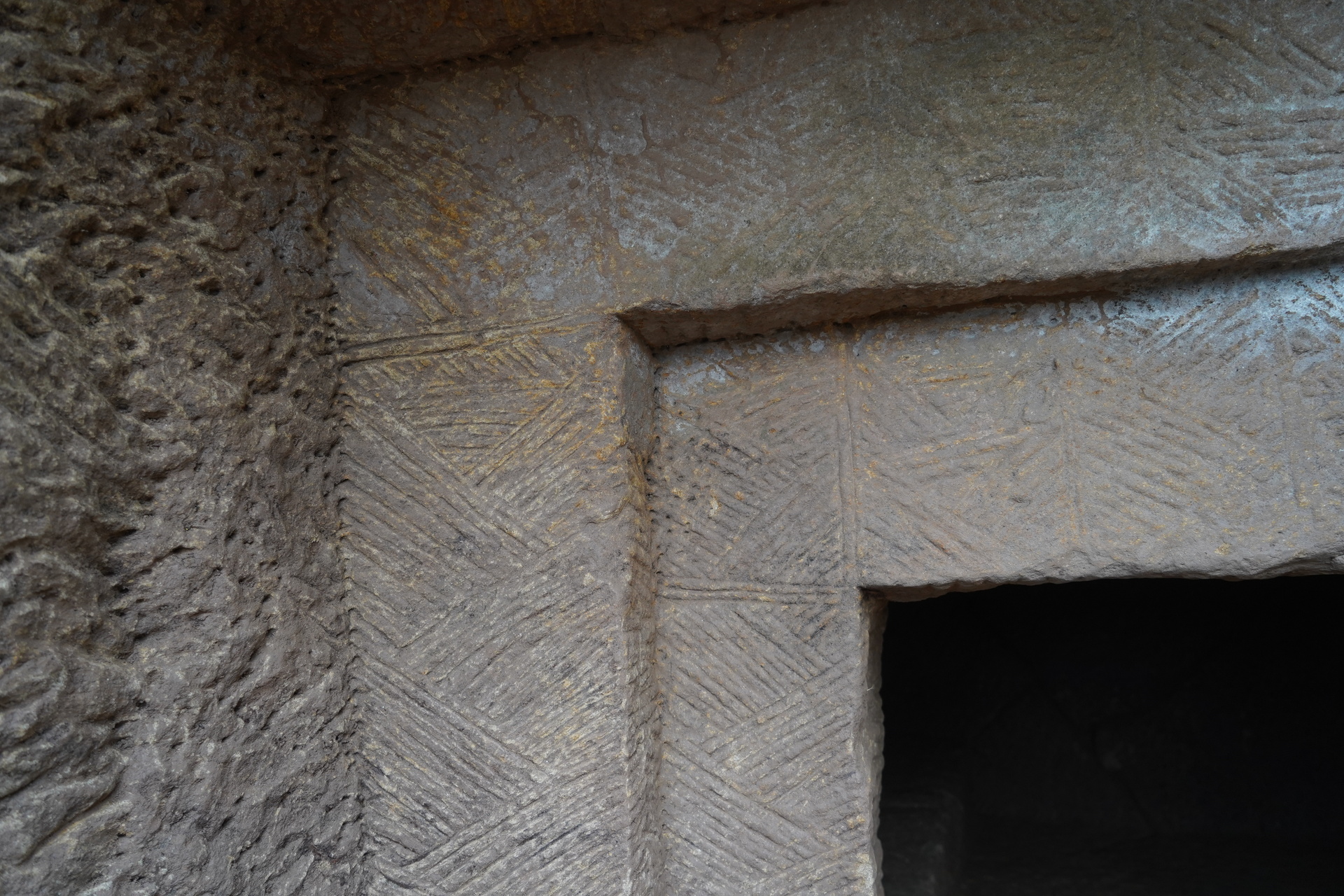 15图一五  M6门框纹饰