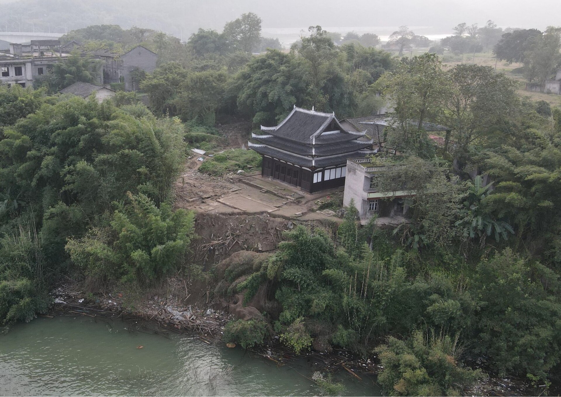 图6下殿东侧建筑基址