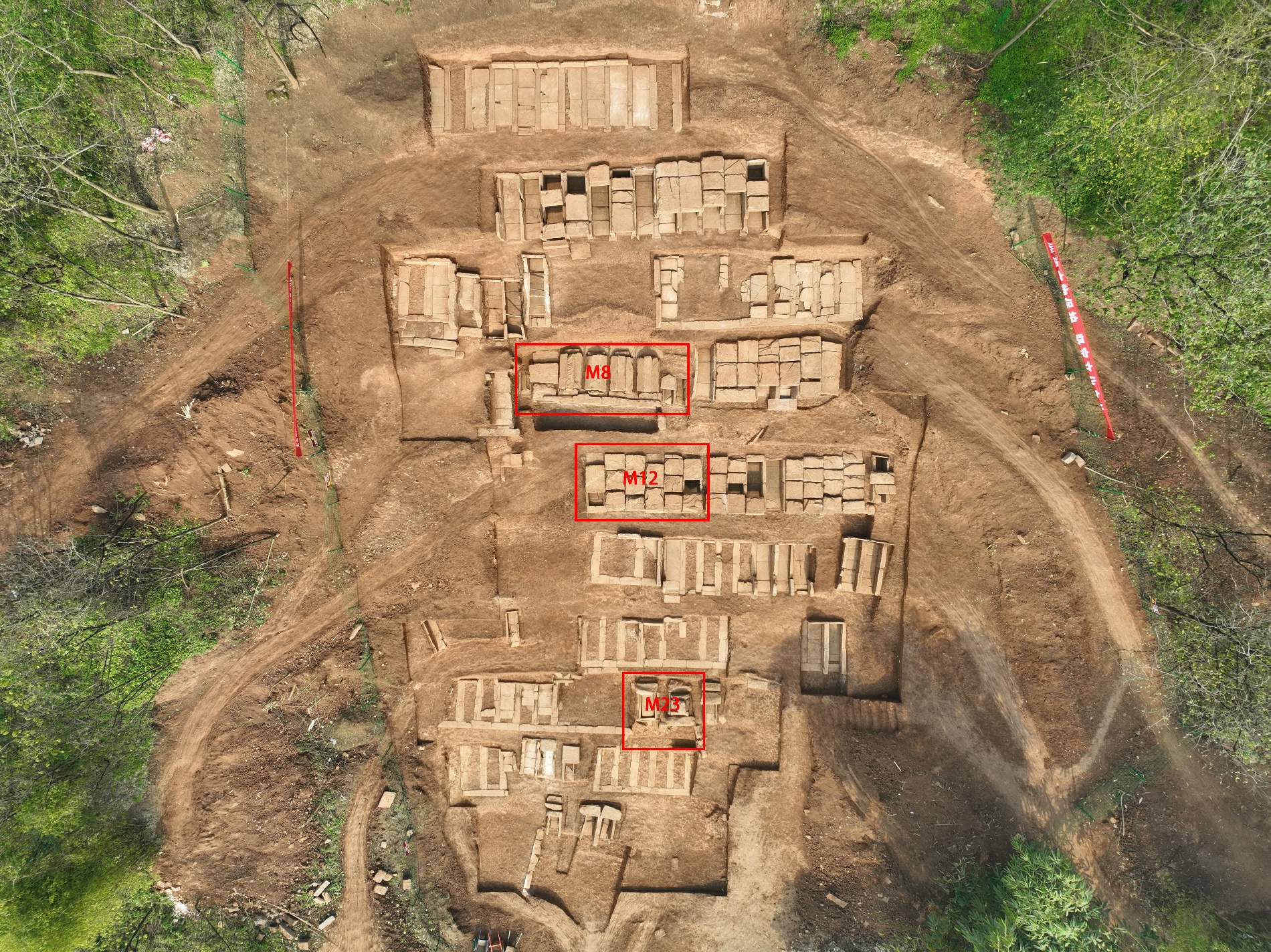 图三 生基湾墓群俯拍照