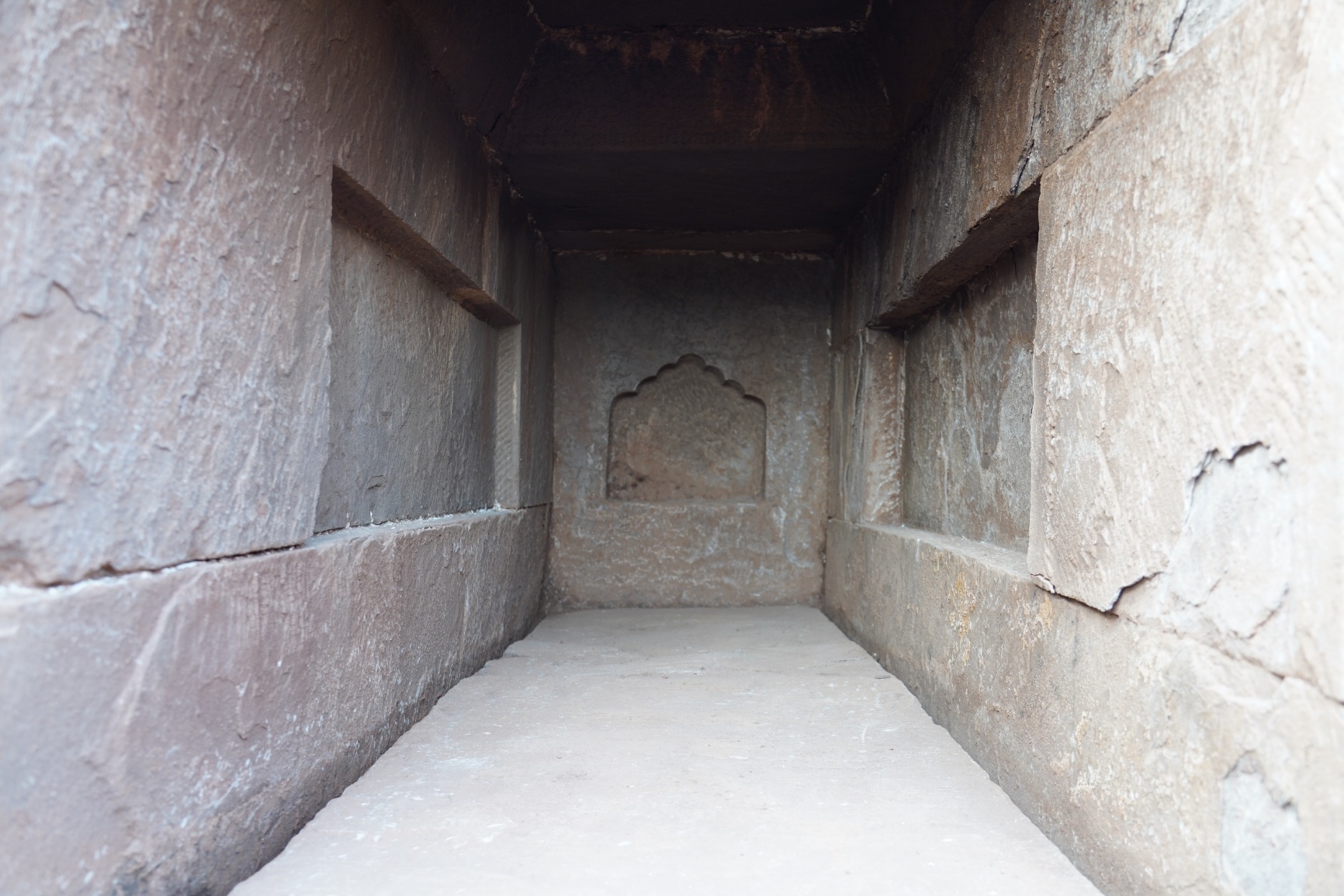 图一一 M8-2墓室内景