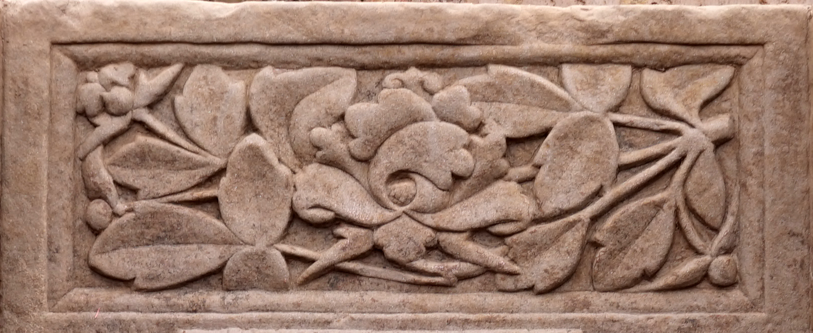 16.南宋石室墓后龛上牡丹纹