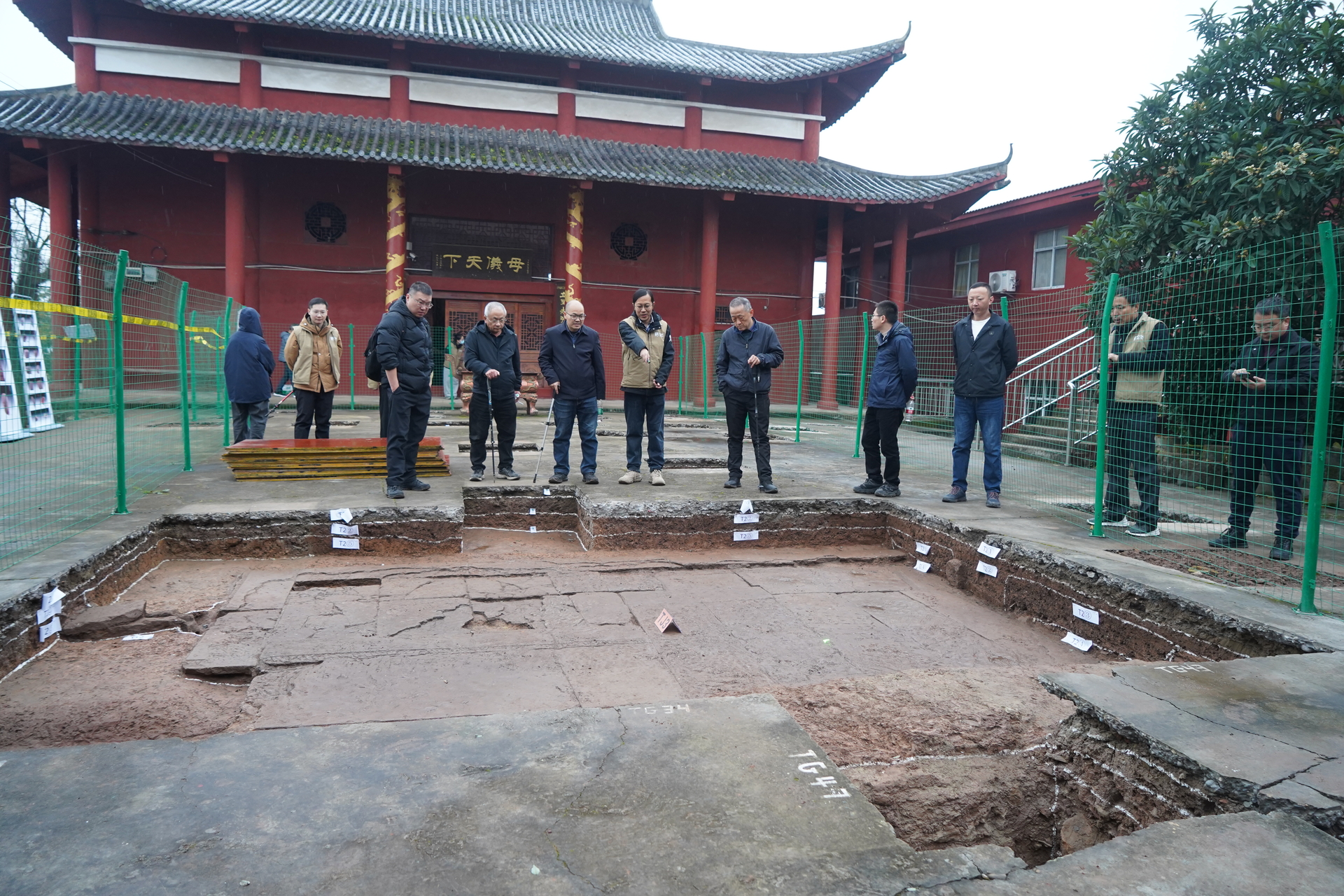 专家组实地踏查发掘现场