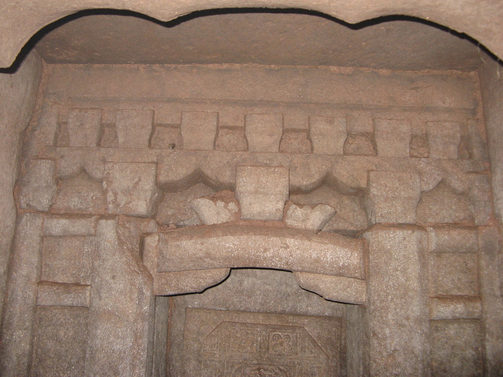 8.图八  2009DZLM2后龛仿木结构雕刻 