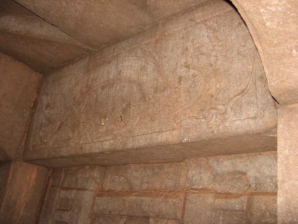 6.图六  2009DZLM2左龛楣青龙雕刻