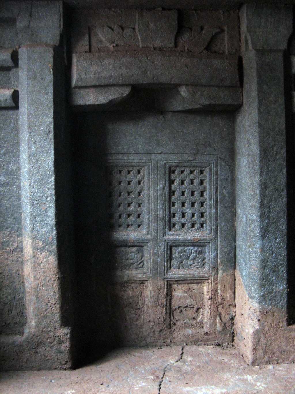 5.图五  2009DZL M2右侧龛雕刻