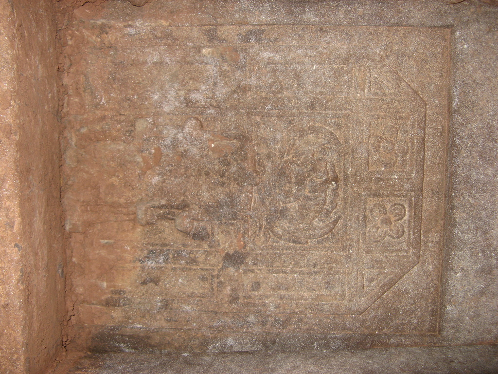 9.图九  2009DZLM2后龛雕刻