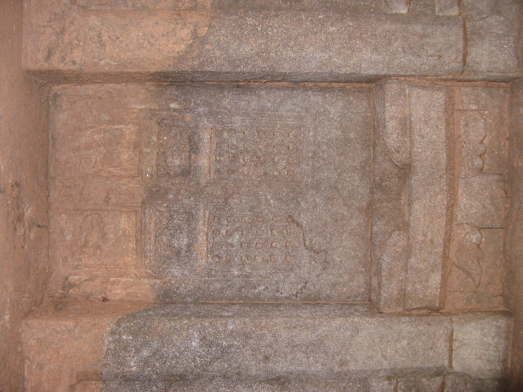 4.图四  2009DZLM2左侧龛雕刻