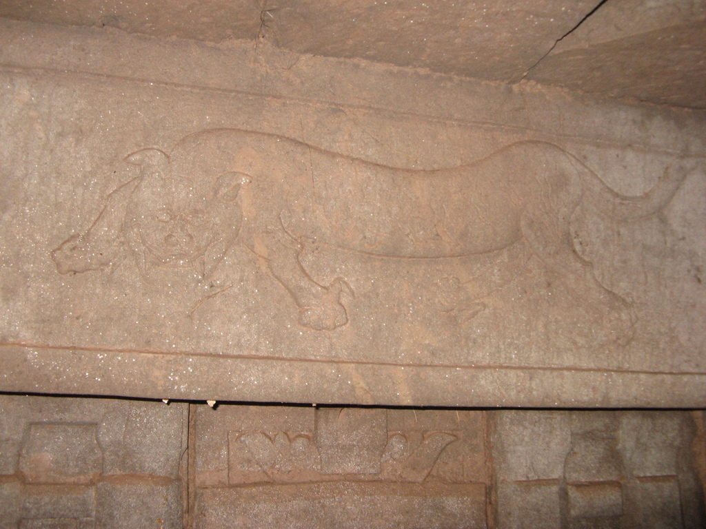 7.图七  2009DZLM2右龛楣白虎雕刻