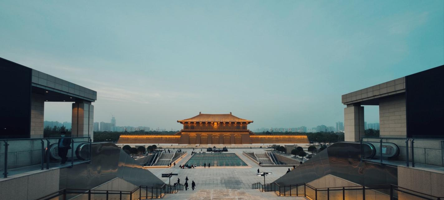 图2 大明宫遗址区演变发展：遗址公园建设前（左上）；大明宫国家考古遗址公园建成后（右上）；改扩