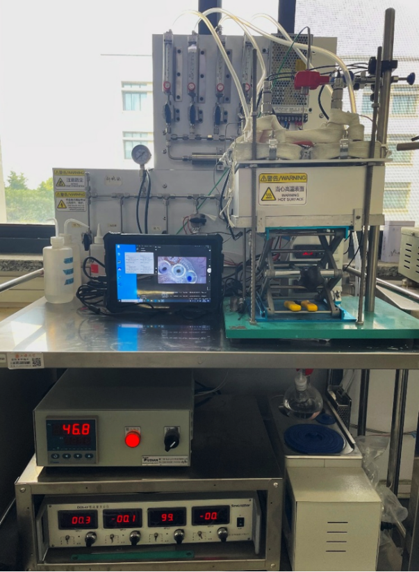 本研究所用自行搭建的多场耦合装置，图片来源：马啸教授讲座PPT
