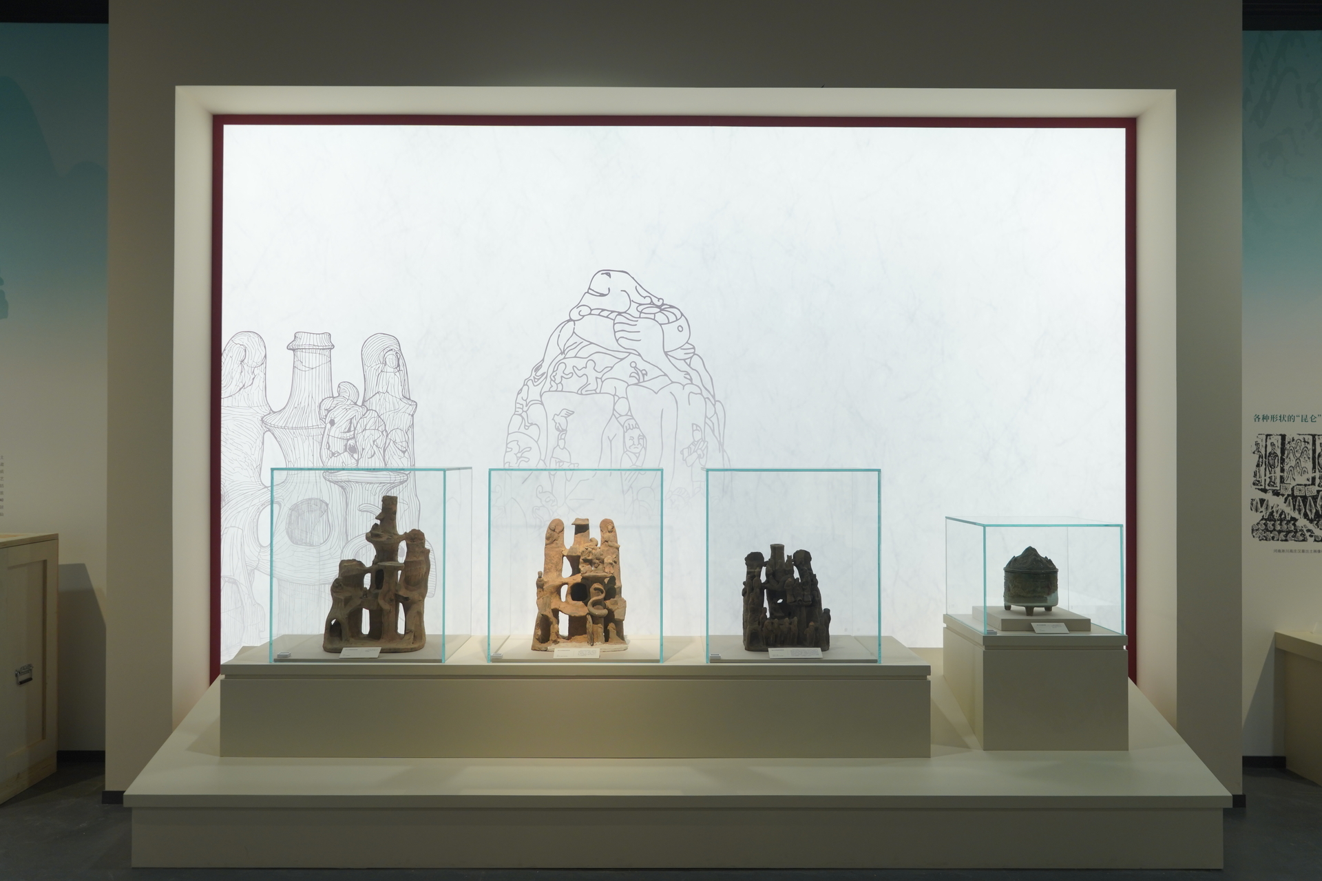 我院出借文物展出现场照片（左二）