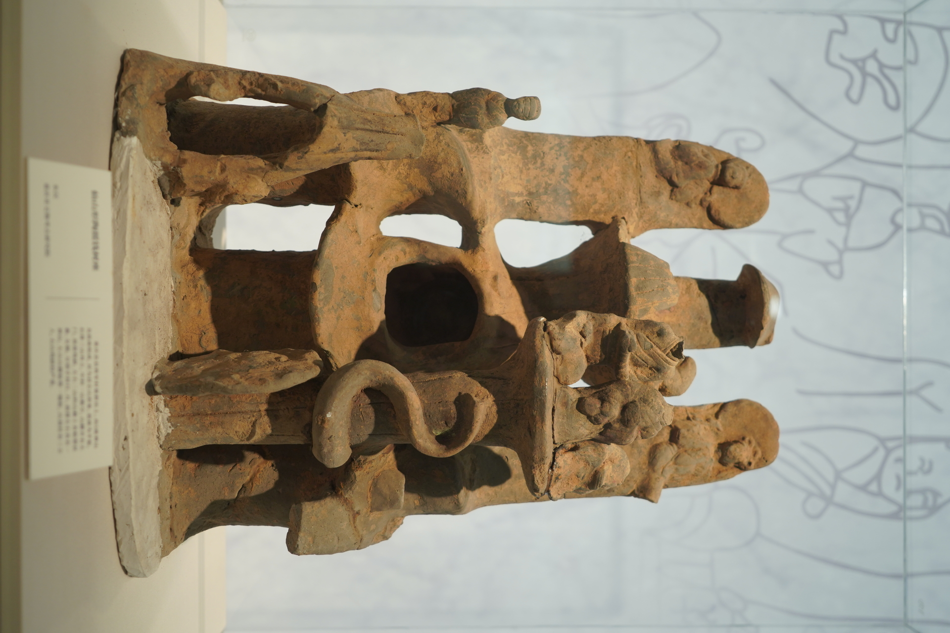 我院出借文物——汉代陶仙山摇钱树座（忠县将军村墓群）