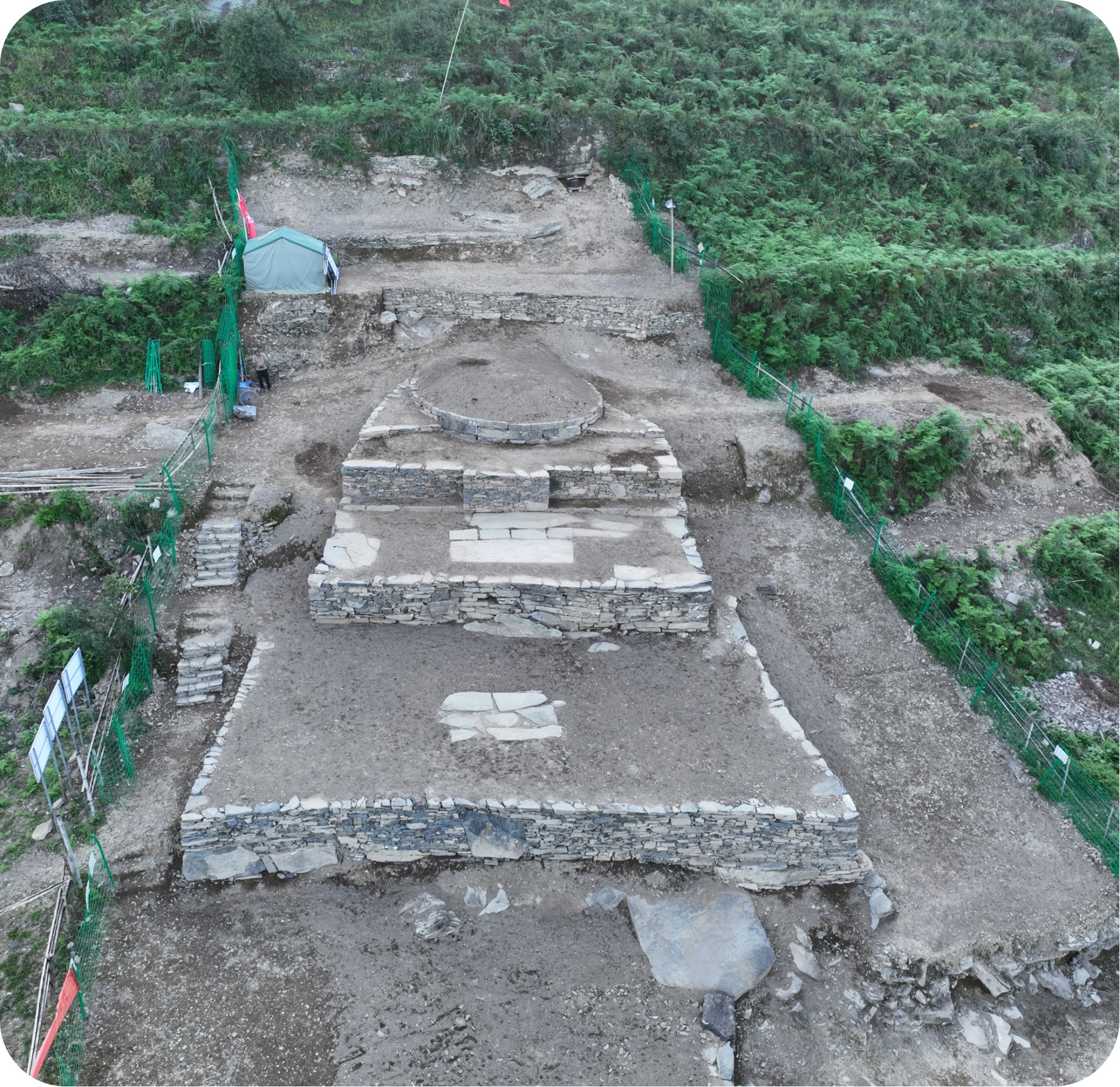 5.龙潭墓群茶园墓地全景（唐勇  供图）