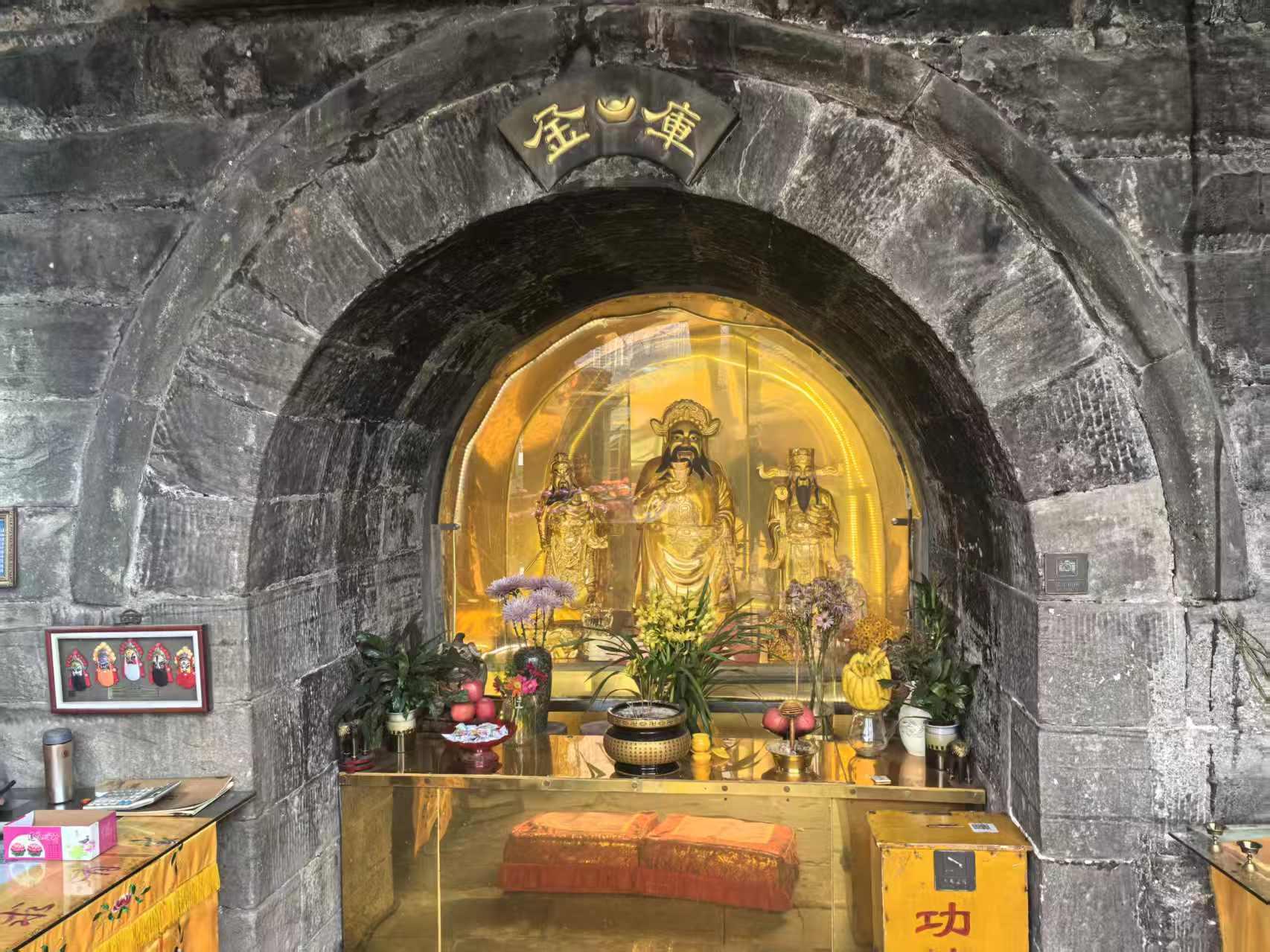 图12 宝轮寺白岩洞