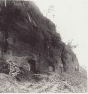 图13 九石岗崖墓群旧照