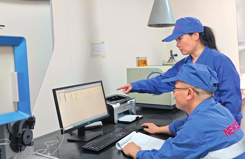 申静与研究员一起分析数据