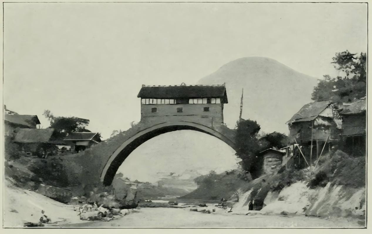 1870年建成的万州桥,是此后来往万县摄影师们的拍摄焦点。.jpeg