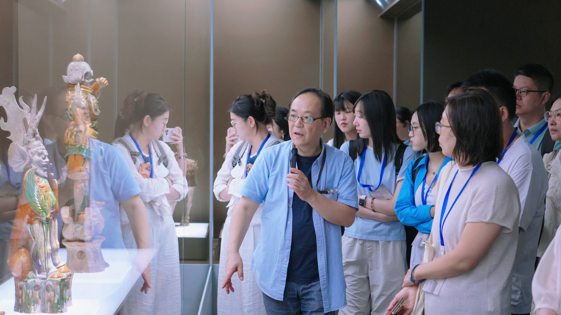8.上海博物馆陶瓷研究部主任彭涛在陶瓷馆现场讲解教学