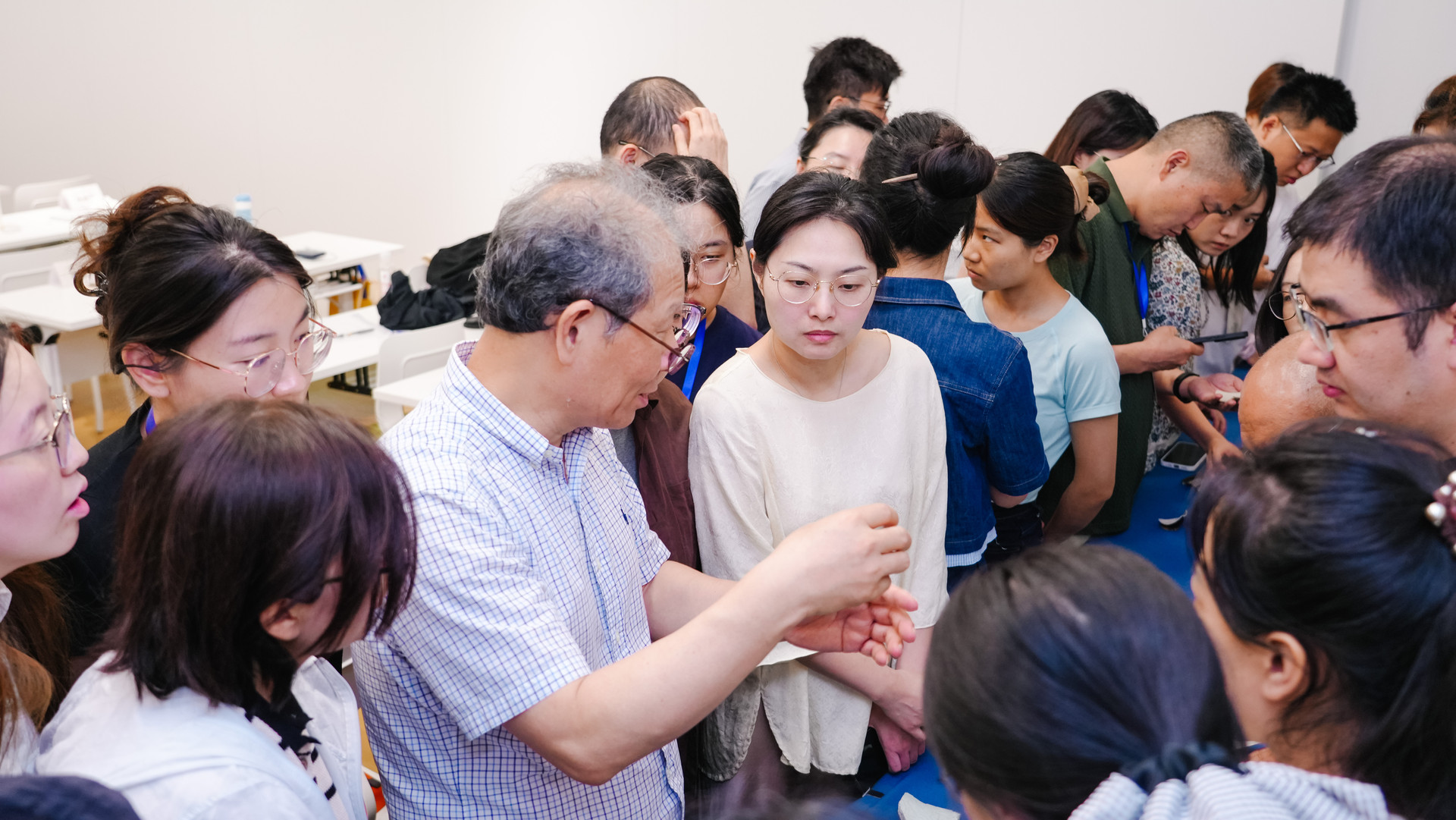 7.郭学雷研究馆员讲授青白瓷及瓷器标本的观摩学习