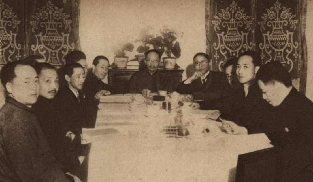 图六  中央博物院第一届理事会成员，中坐者为傅斯年（1936年摄）[[[] 《中央博物院理事会》，《东方杂志》1936 年第33卷第9期。]]