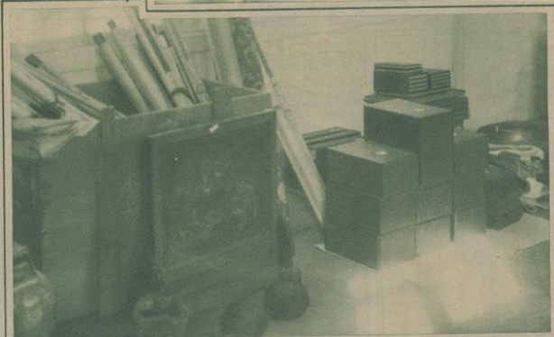 图四  故宫预备包裹的字画、古籍及漆器（1933年摄）[[[] 《北平古物运南情况：预备包裹装箱之古物（字
