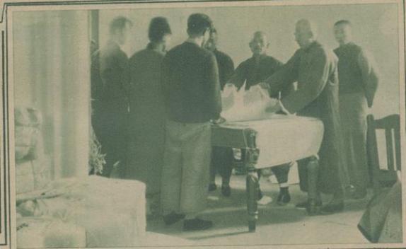 图三  故宫员工正在打包瓷器（1933年摄）[[[] 《北平古物运南情况：员工包裹瓷器》，《新中华》1933年第1卷第5期，第14页。]]